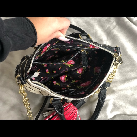 Betsey Johnson shoulder/handheld purse - Picture 3 of 3